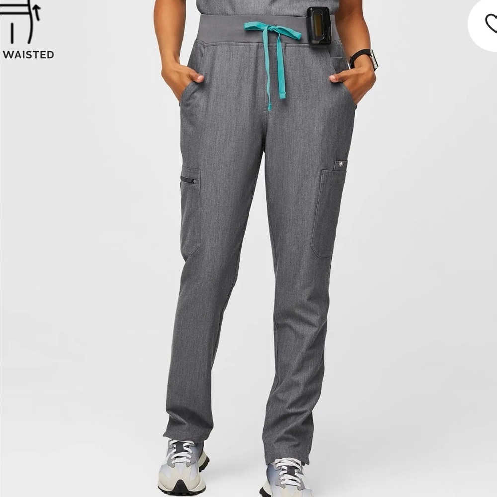 Figs | Yola Skinny Scrub Pants in Graphite